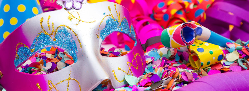 Foto di maschera di carnevale con coriandoli
