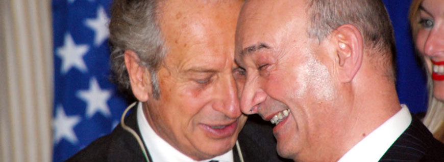 Foto di due persone che sorridono