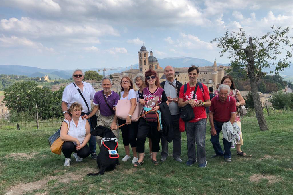Foto di persone in posa su un prato