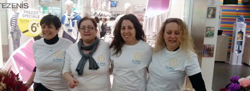 Foto di persone in posa abbracciate