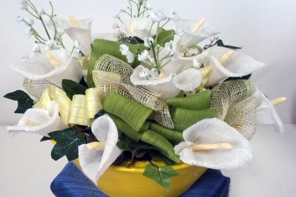 Foto di fiori realizzati con la carta crespa