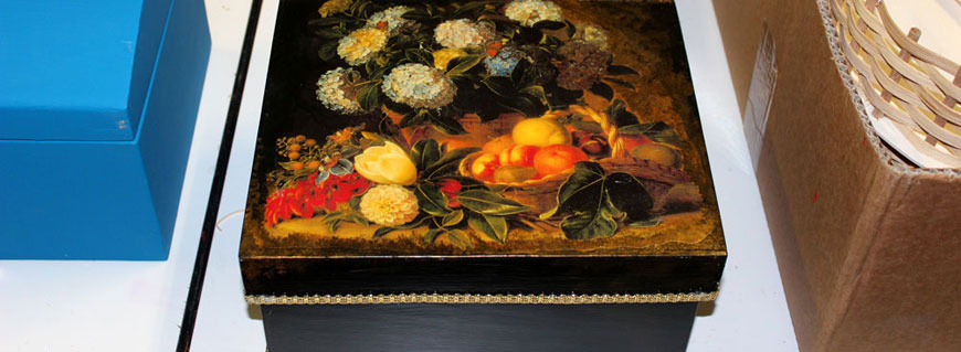 Foto di scatola decorata con la tecnica del découpage
