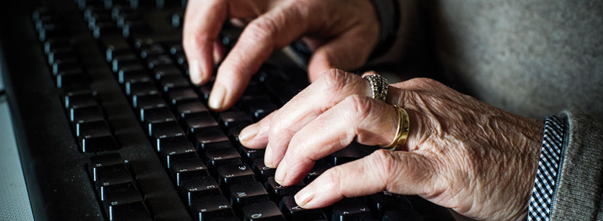 Foto di mani che digitano su una tastiera