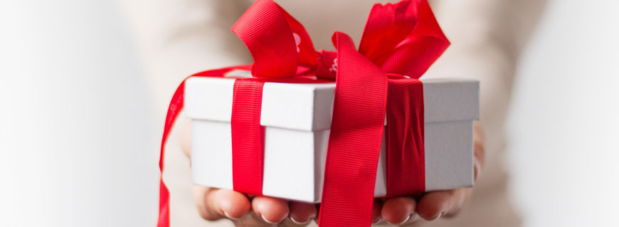 Immagine di una persona che tiene in mano un pacchetto regalo