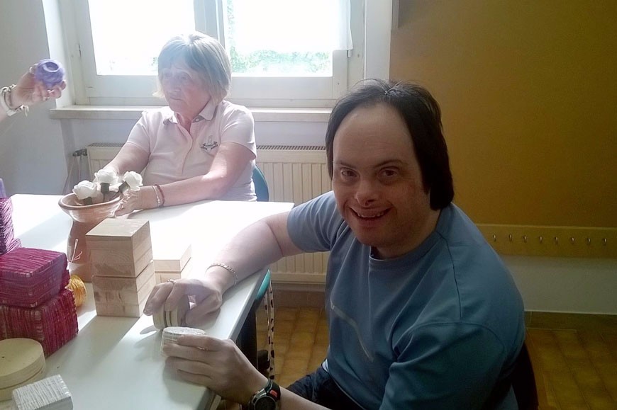 Foto di persone che creano oggetti con filo e colla