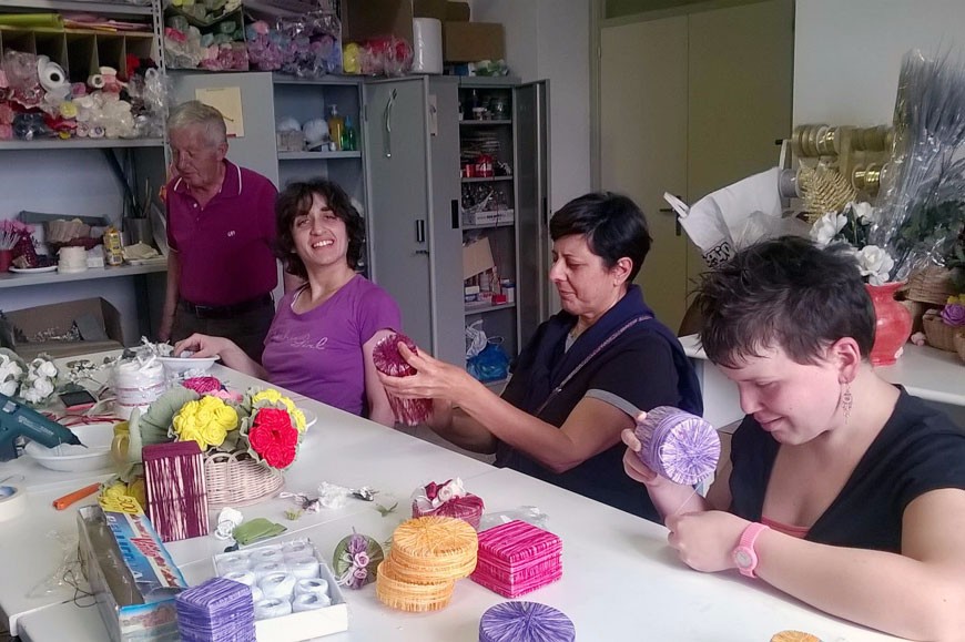 Foto di persone che creano oggetti con filo e colla