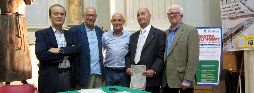 Foto di persone in posa davanti a un tavolo