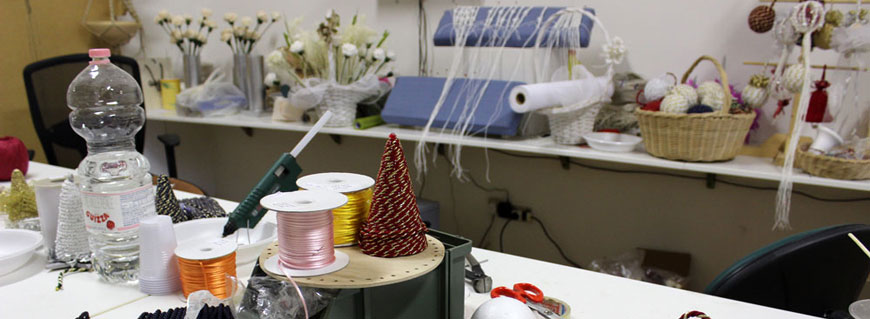 Immagine di un laboratorio artistico con oggetti e attrezzi per la creazione delle opere