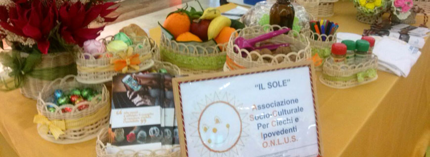 Foto di ceste con cibo su un tavolo